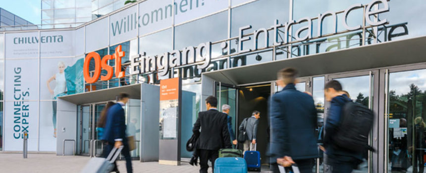Посетители входят в конференц-зал Chillventa.