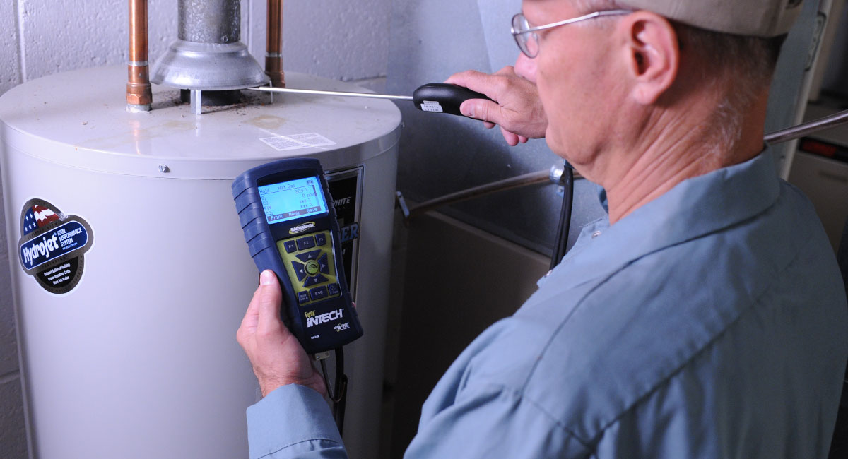 Tehnician HVAC testează încălzitorul de apă rezidențial cu InTech Combustion Analyzer.
